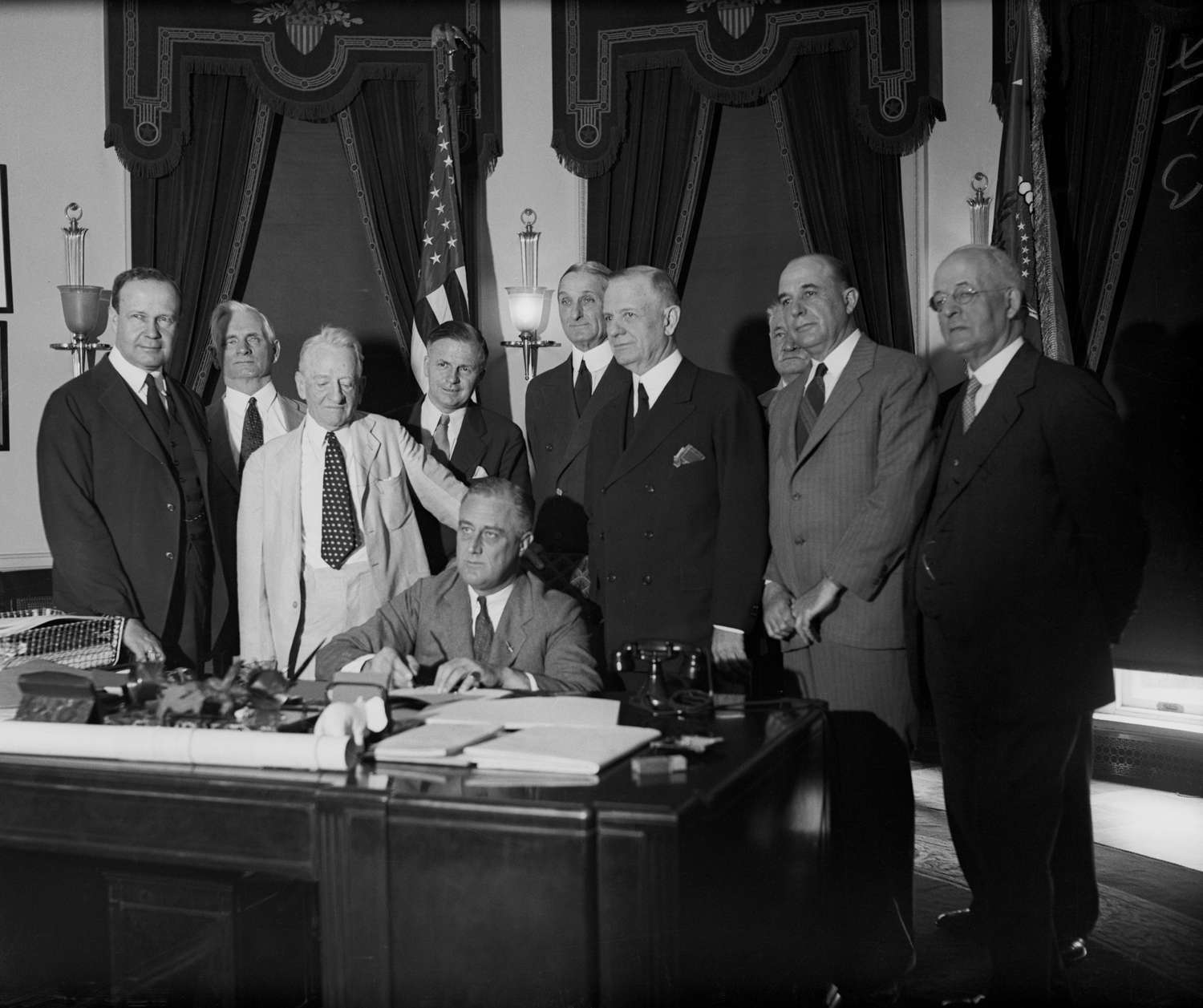 fdr us president signing executive order 6102 making gold ownership illegal